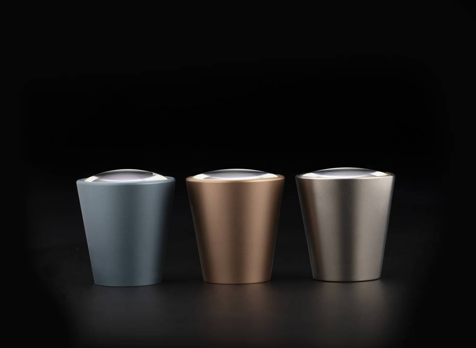 Drei Galilean HD Coloured Oculars in den Farben (von links nach rechts): Blue Slate, Rose Gold und Lunar Grey, platziert auf schwarzem Hintergrund